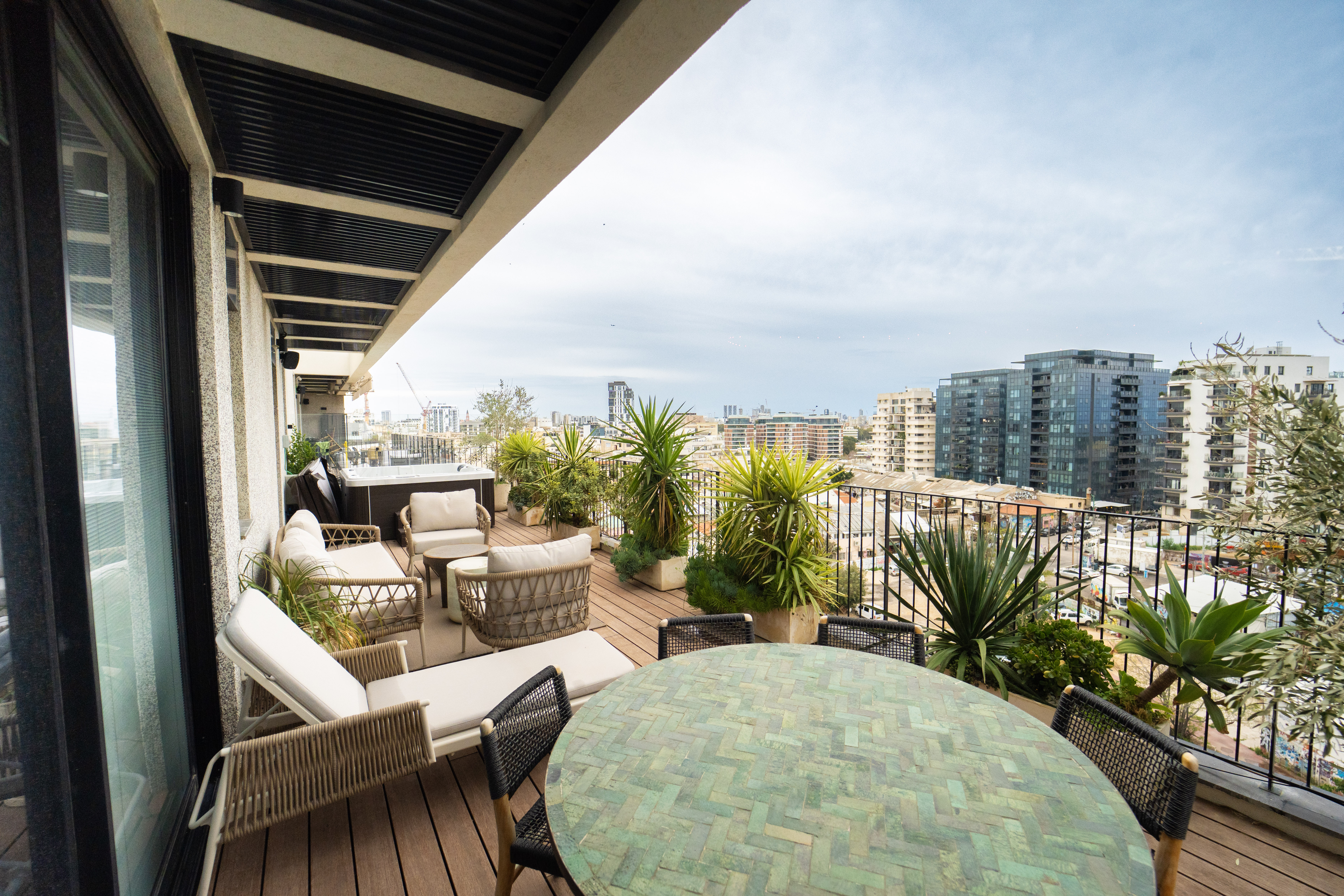 Luxury 4BR Penthouse • Jacuzzi • Sea View