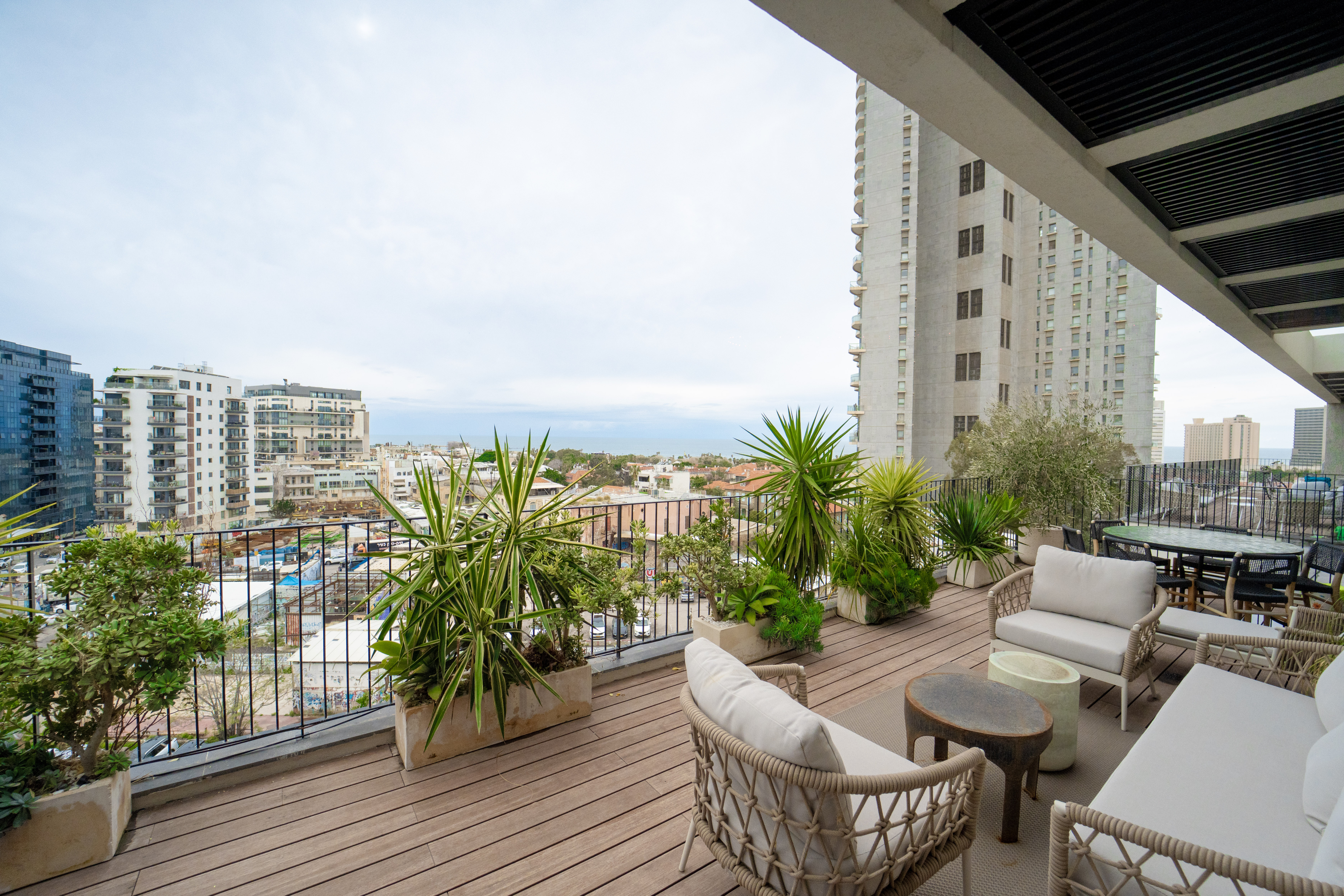 Luxury 4BR Penthouse • Jacuzzi • Sea View 3