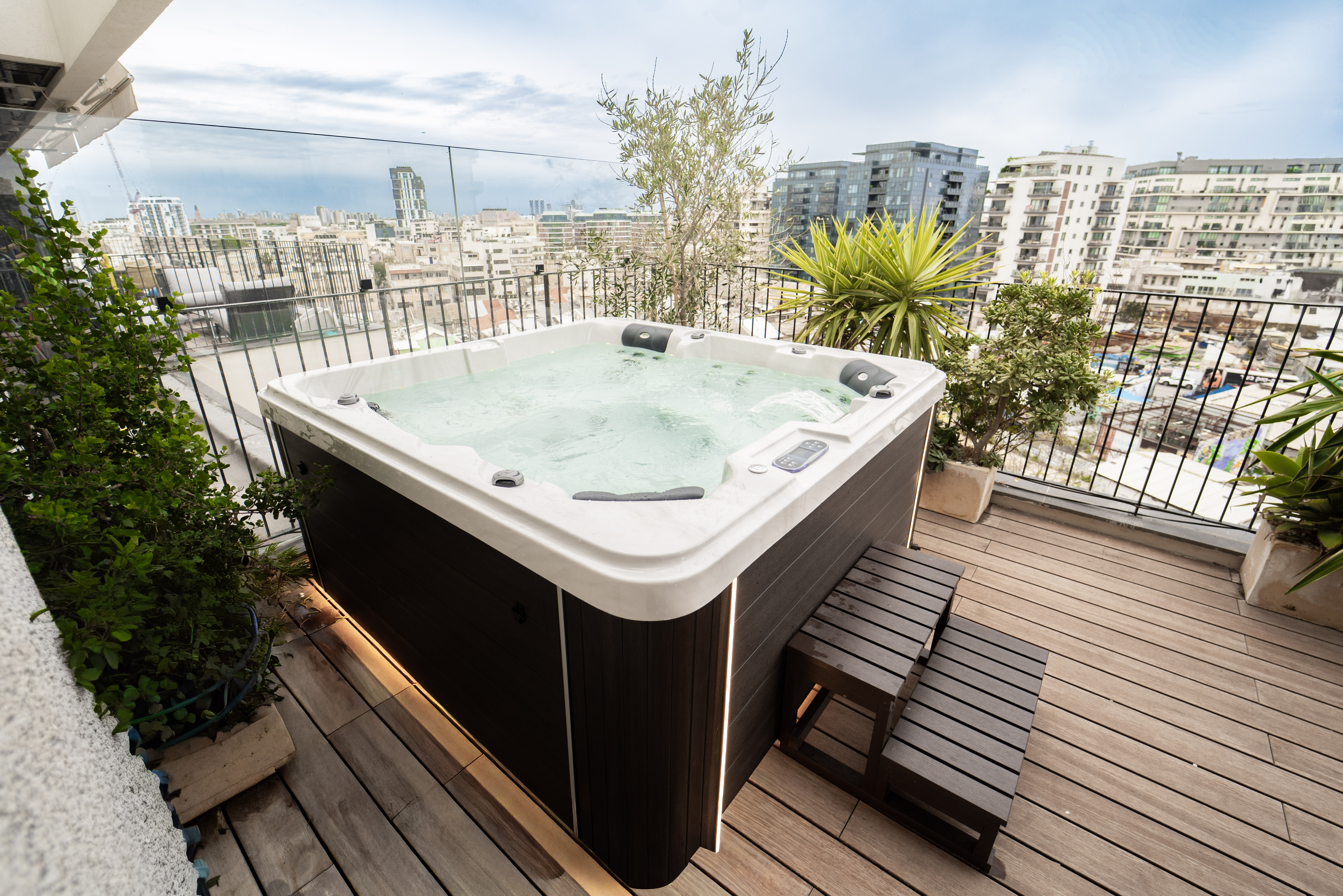 Luxury 4BR Penthouse • Jacuzzi • Sea View